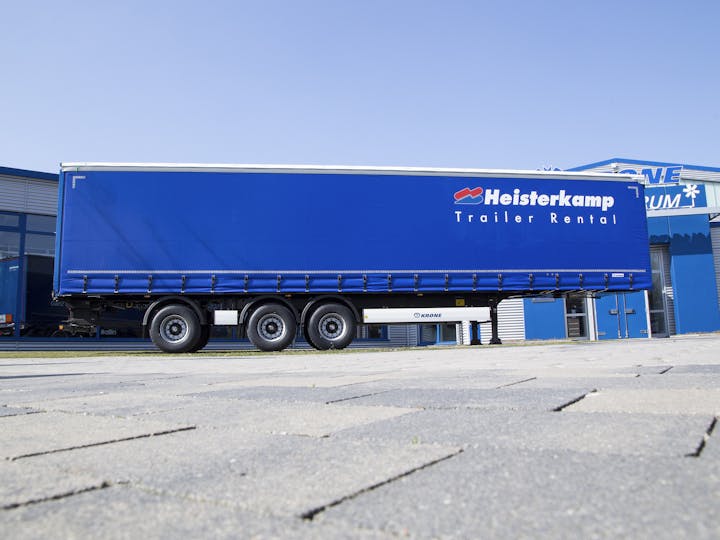 Curtainsider trailers with steering shaft